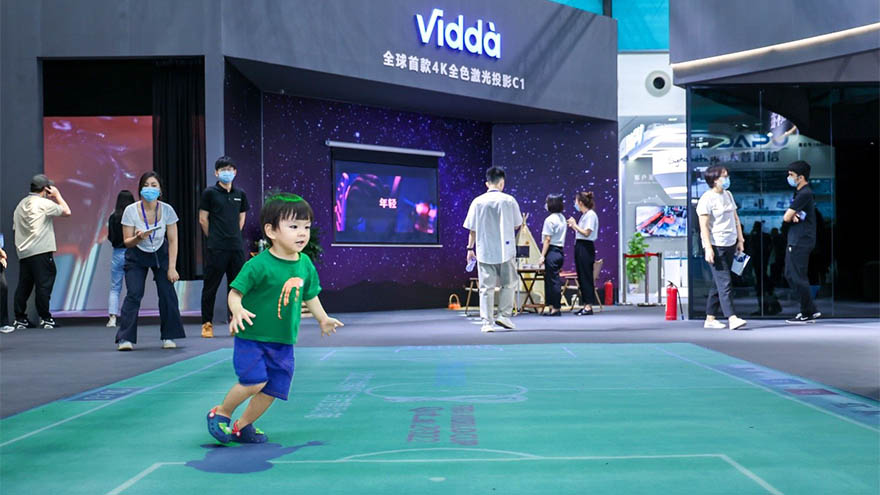 在中国电子信息博览会上踢足球？海信激光显示炫酷展区引热议